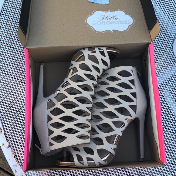 Metallic-Trim Laser Cut Dress Sandals - Picture 6 of 6